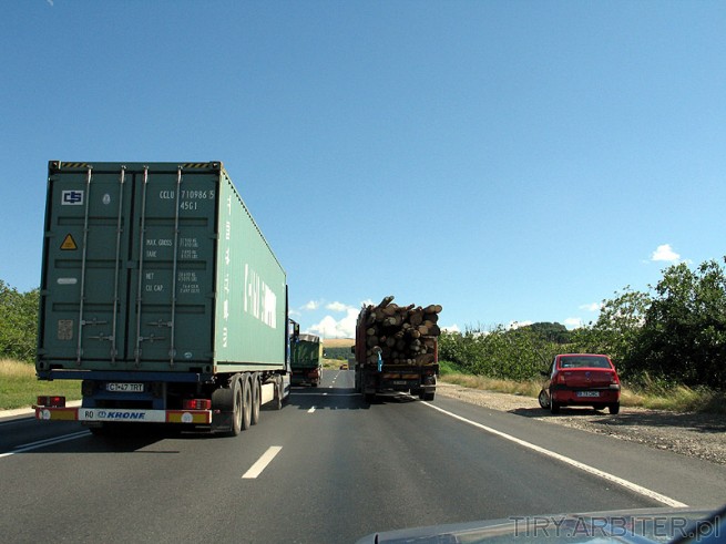 TIR wyprzedza inną ciężarówkę (do przewozu drewna). Miejsce akcji - Rumunia, ...