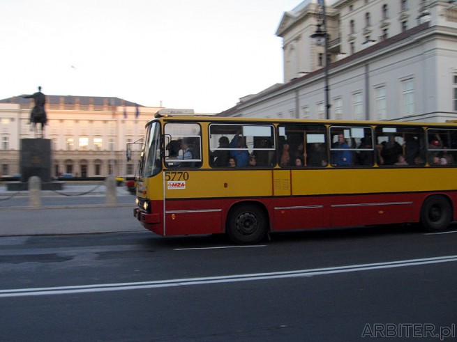 Autobus pędzi Krakowskim a ludzie są upakowani jak sardynki czekając na koniec ...