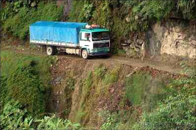 Ciężarówka - prawdopodobnie Volvo w arcytrudnych górach