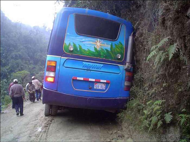 Autobus lub ciężarówka opiera się o ścianę
